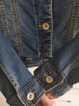 Cazadora vaquera entallada elástica