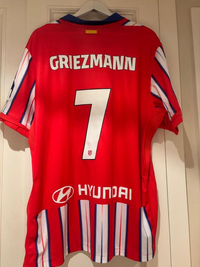 Camiseta oficial firmada por Griezmann
