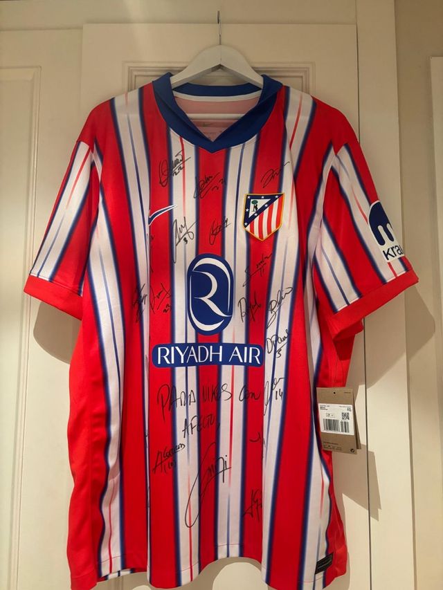 Camiseta oficial firmada por Griezmann