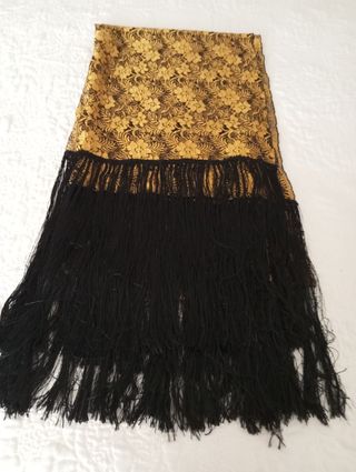 Mantón  bordado negro y dorafo