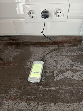 Nokia 5230 gris tapa trasera turquesa con cargador