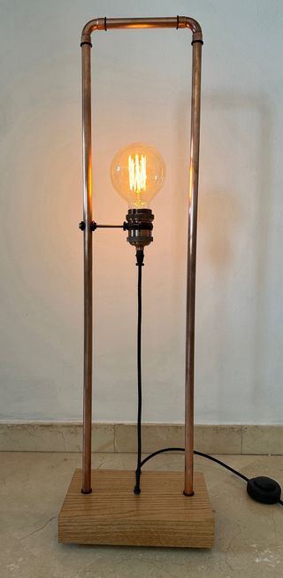 Lámpara de pie minimalista industrial base roble