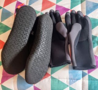 Escarpines y guantes buceo.