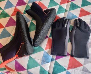 Escarpines y guantes buceo.