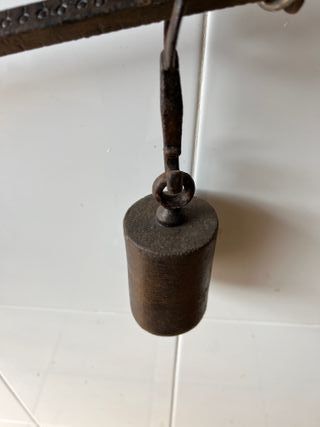 Romana  de hierro con peso. Pesa hasta 12 kg.