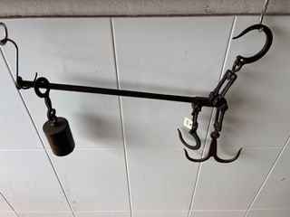 Romana  de hierro con peso. Pesa hasta 12 kg.