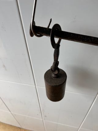 Romana  de hierro con peso. Pesa hasta 12 kg.