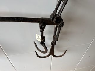 Romana  de hierro con peso. Pesa hasta 12 kg.