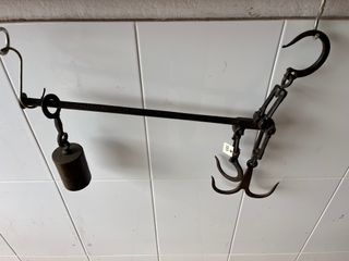 Romana  de hierro con peso. Pesa hasta 12 kg.