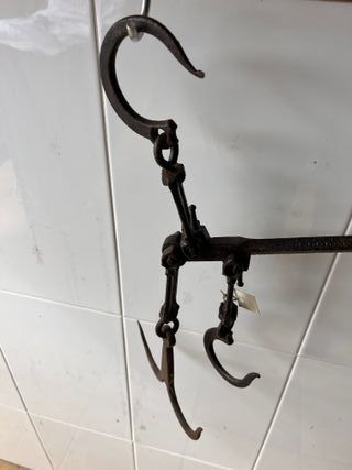 Romana  de hierro con peso. Pesa hasta 12 kg.
