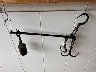 Romana  de hierro con peso. Pesa hasta 12 kg.