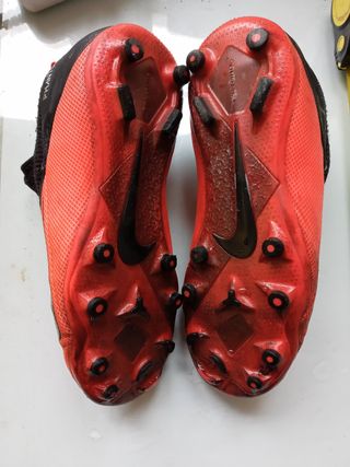 lote Botas Futbol Niño Nike y  Kipstar