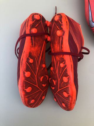 lote Botas Futbol Niño Nike y  Kipstar