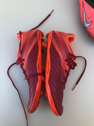 lote Botas Futbol Niño Nike y  Kipstar