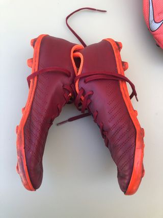 lote Botas Futbol Niño Nike y  Kipstar