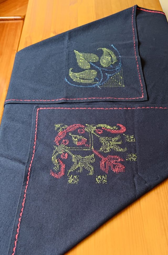 Tapete cuadrado de fieltro  bordado muy antiguo