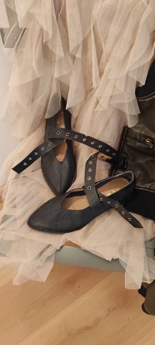 Bailarina piel atada estilo rock negra