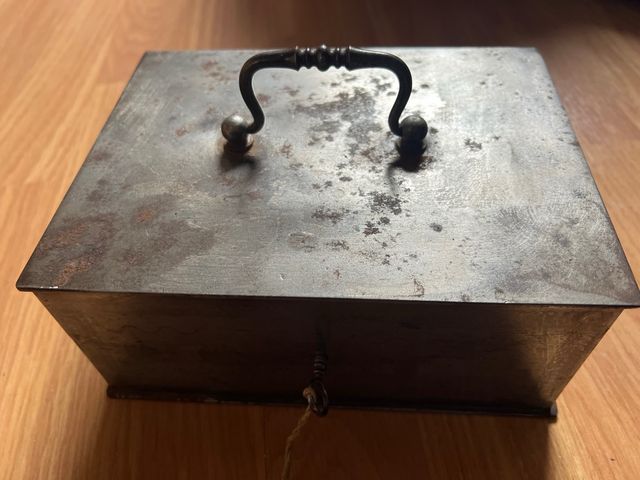 Caja de caudales de metal muy antigua