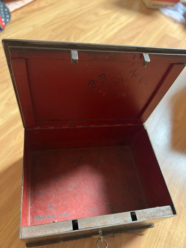 Caja de caudales de metal muy antigua