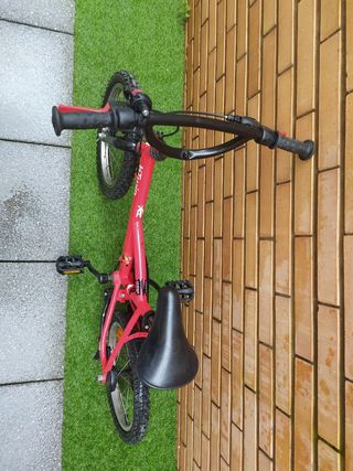 Bicicleta infantil BTWIN "hyper hero" roja