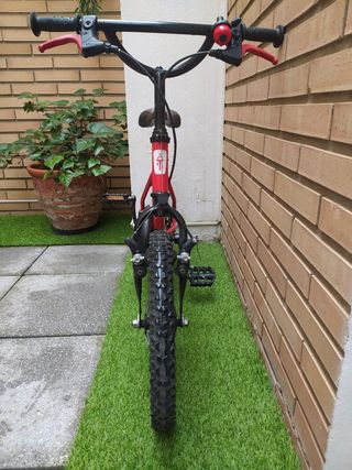 Bicicleta infantil BTWIN "hyper hero" roja