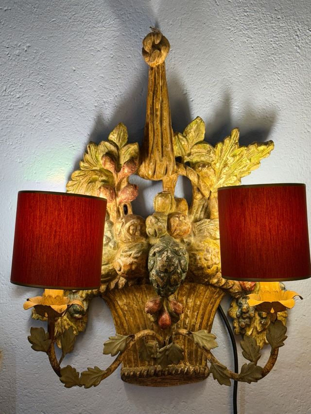 Aplique de pared vintage en madera tallada