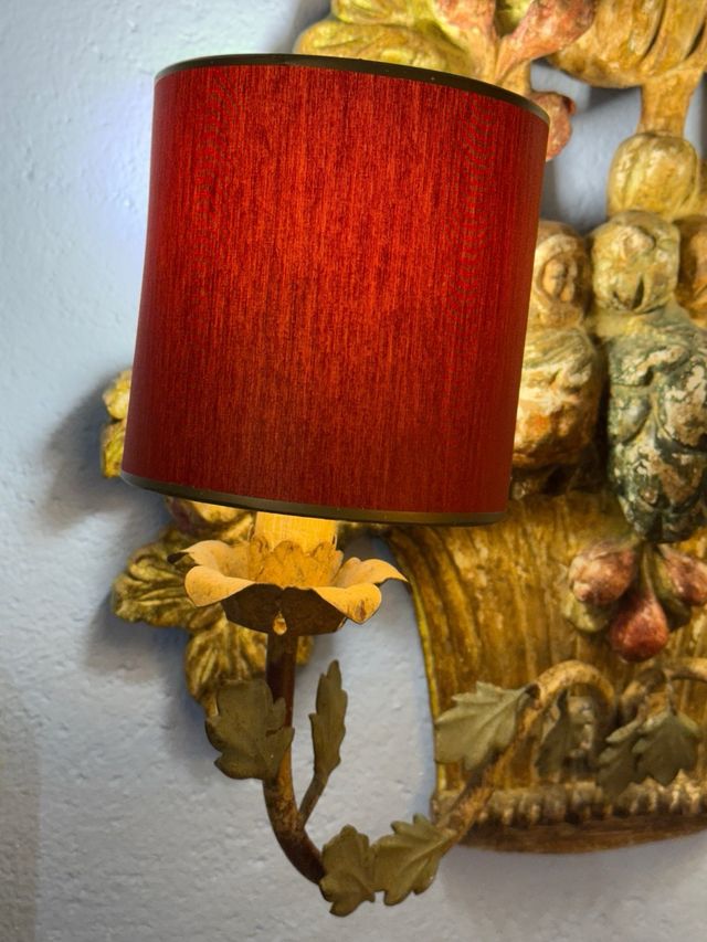 Aplique de pared vintage en madera tallada