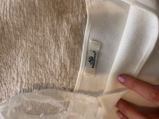 Top blanco con mangas abullonadas con lunares