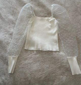 Top blanco con mangas abullonadas con lunares