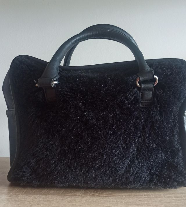 Bolso negro de pelo de Stradivarius