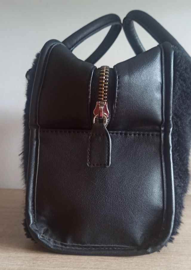 Bolso negro de pelo de Stradivarius