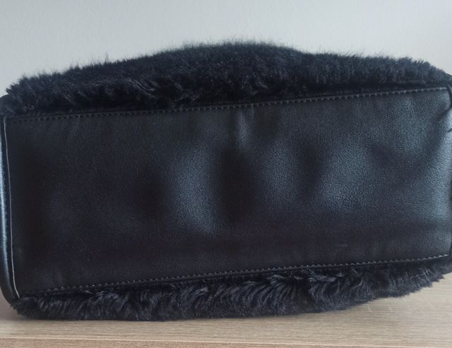 Bolso negro de pelo de Stradivarius