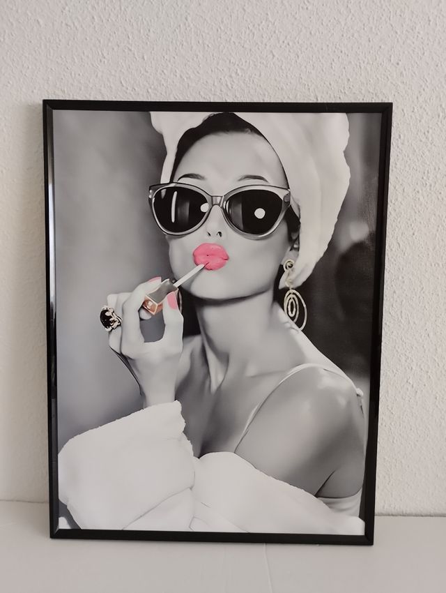 Lienzo mujer pintándose labios