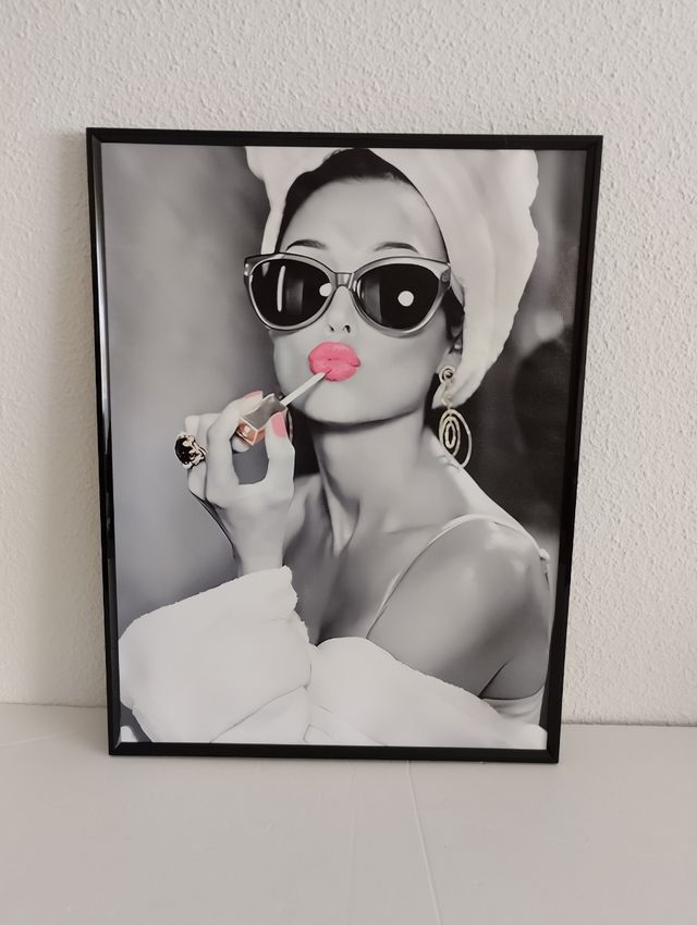 Lienzo mujer pintándose labios