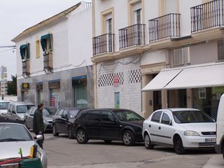 Local comercial lindando con La Caixa