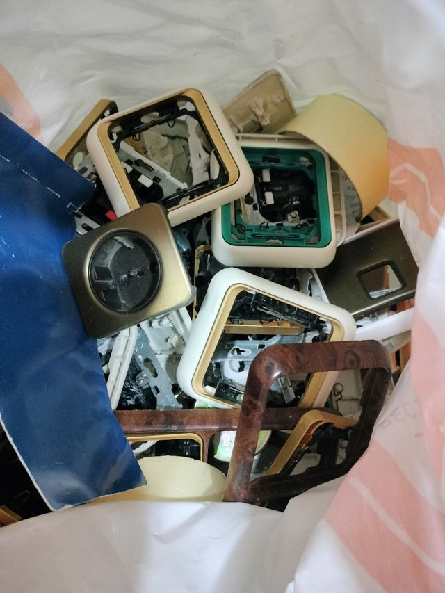 Enchufes y pulsadores Simon y otros