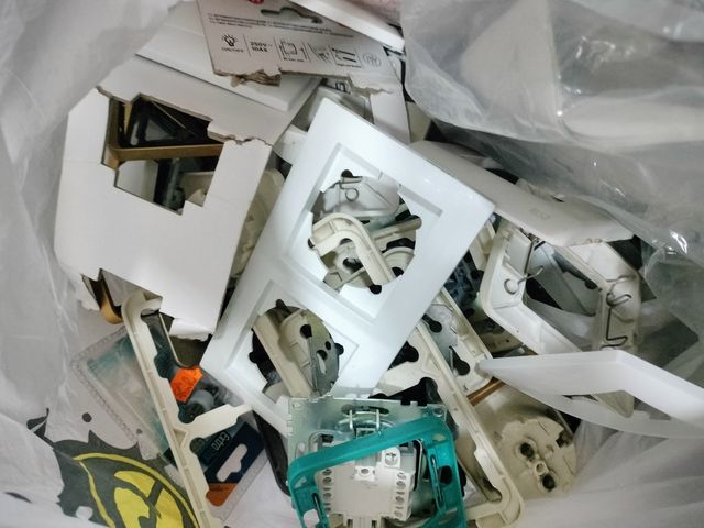 Enchufes y pulsadores Simon y otros