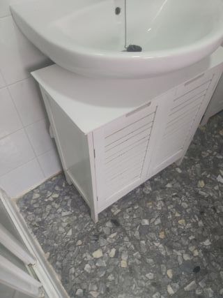 Mueble de baño de madera sin lavabo