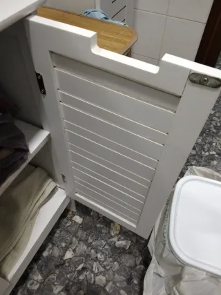 Mueble de baño de madera sin lavabo