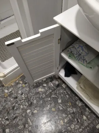 Mueble de baño de madera sin lavabo