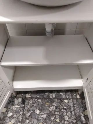 Mueble de baño de madera sin lavabo