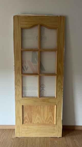 Puerta de madera y cristal