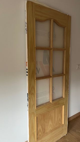 Puerta de madera y cristal