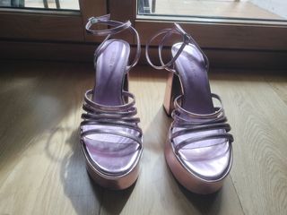 Sandalias de tacón moradas