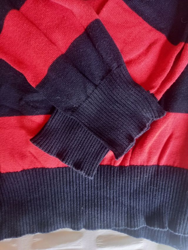 Jersey Rayas Negras Rojas Pull and bear Size XL 42
