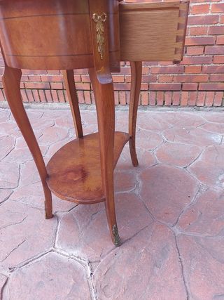 Mesa de riñon con motivos de bronce