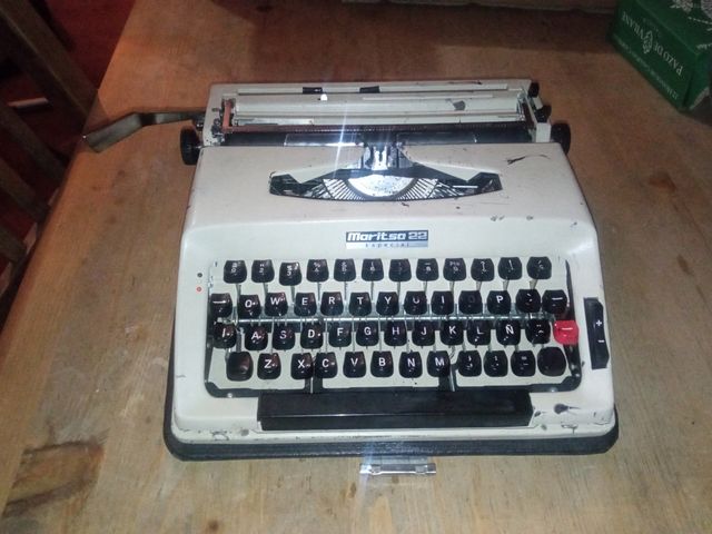 Maquina de escribir antigua