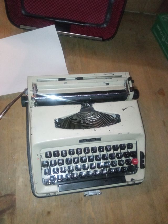 Maquina de escribir antigua