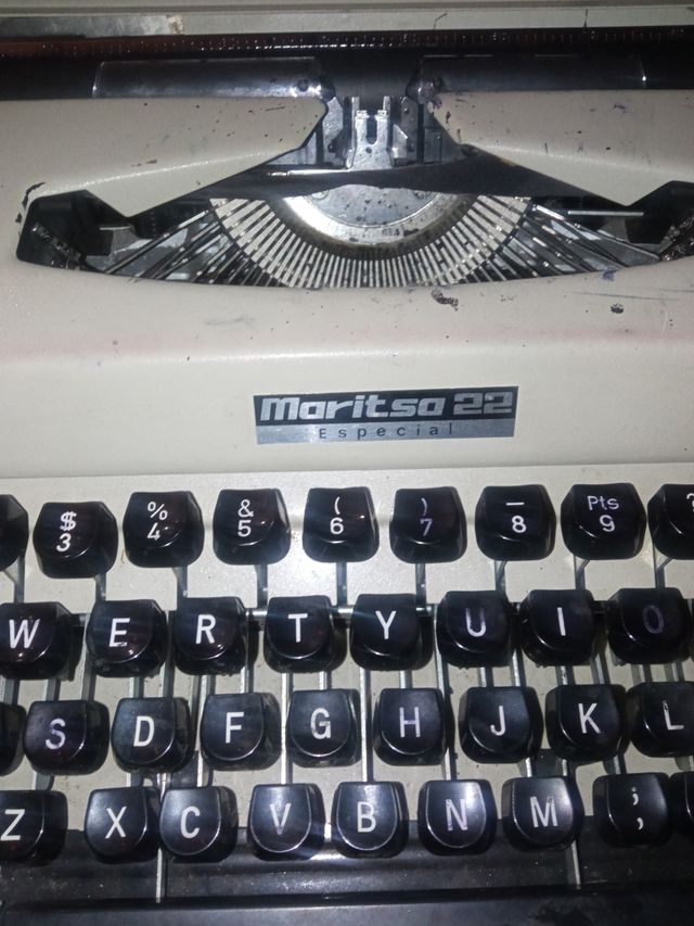 Maquina de escribir antigua
