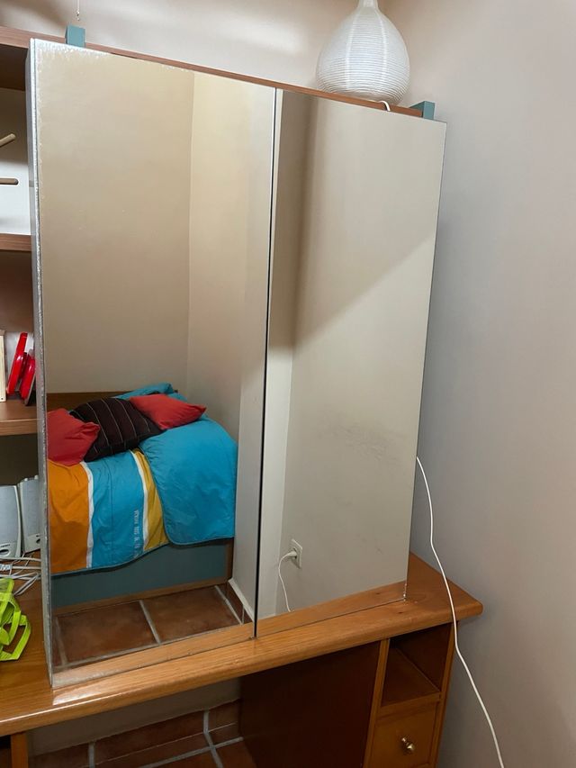 Estanteria con espejo exterior e interior